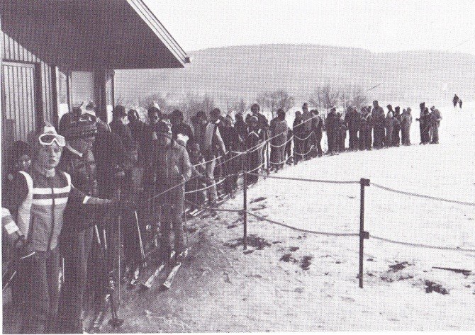 Historisches Foto: Wartende am Skilift Hohlenbach