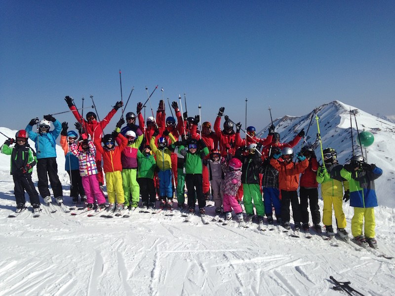 Schneeleoparden jubeln im Schnee