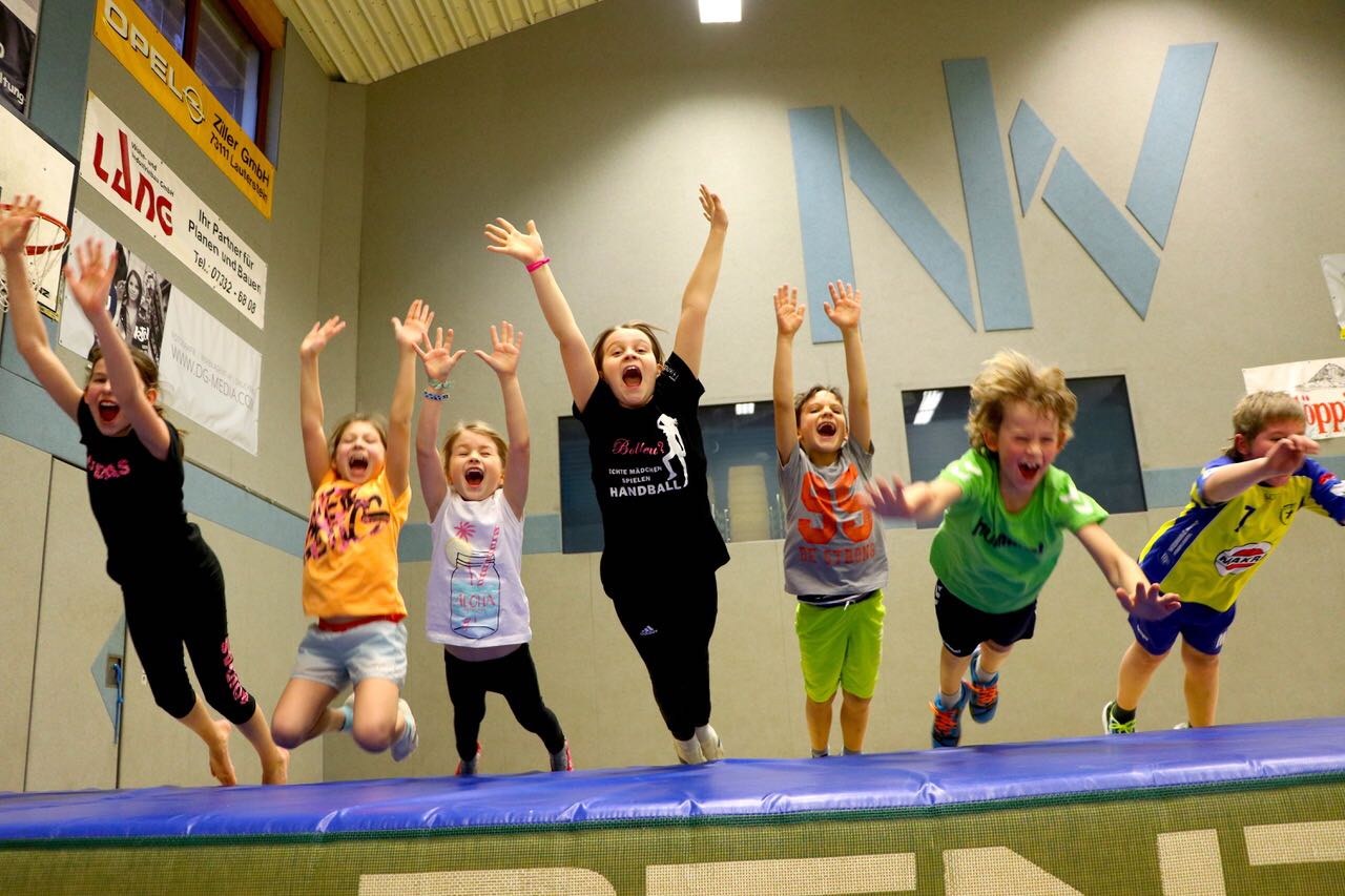 Kinder beim gemeinsamen Sommertraining in der Sporthalle
