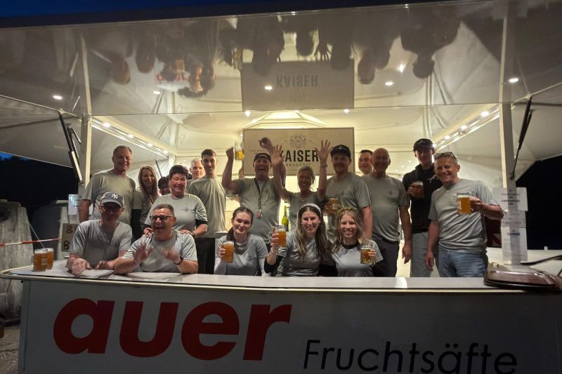 Helferteam am Getränkestand mit Sponsorenbranding
