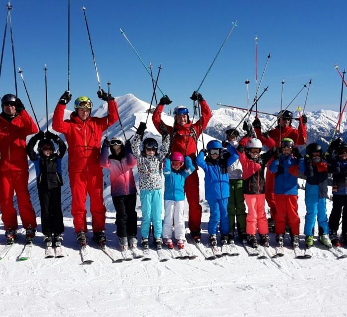 Schneeleoparden mit Skilehrern