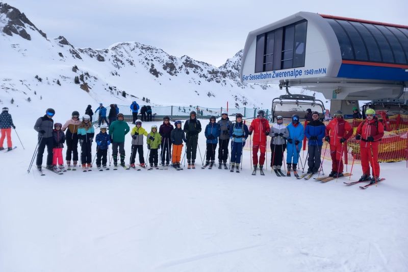 Große Vereinsgruppe bei einer Winterausfahrt