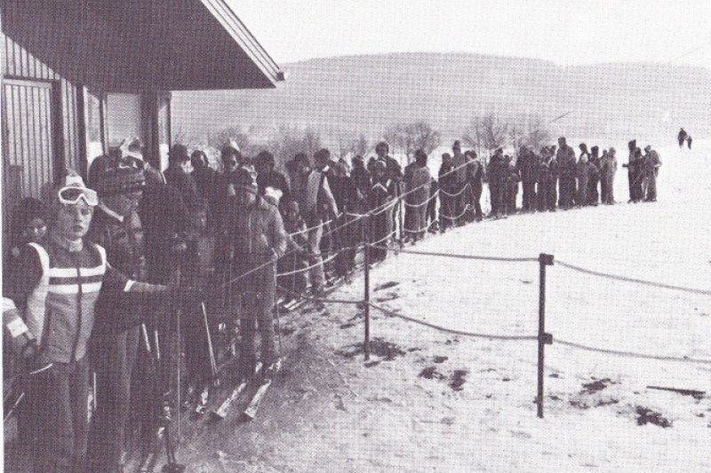 Historisches Foto: Wartende am Skilift Hohlenbach
