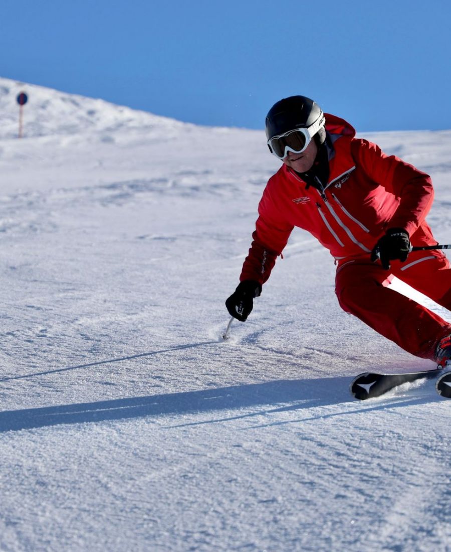 Skilehrer im Carving-Schwung