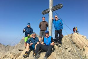 Wandergruppe am Gipfelkreuz