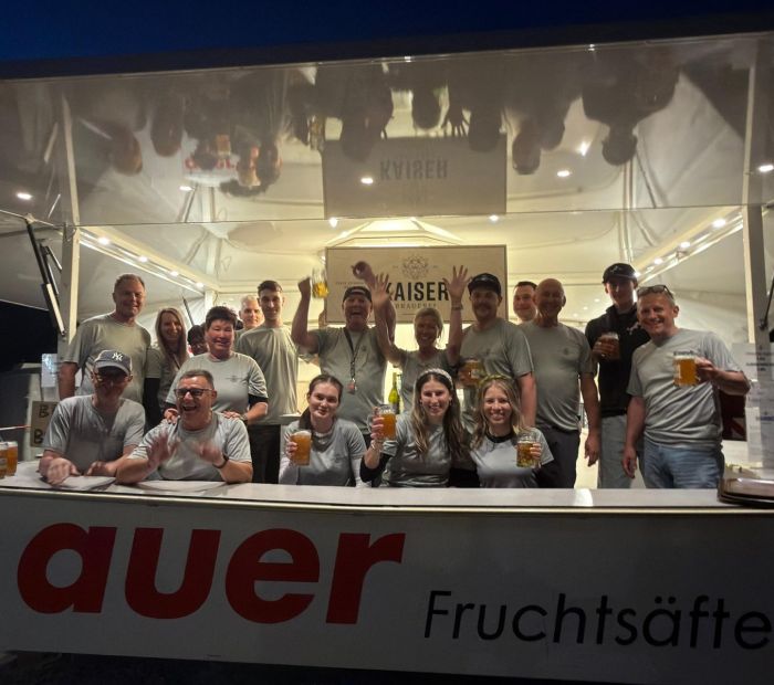 Helferteam am Getränkestand beim Maihock